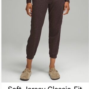 Lululemon Women’s Soft Jersey cropped Pants. Size 10.